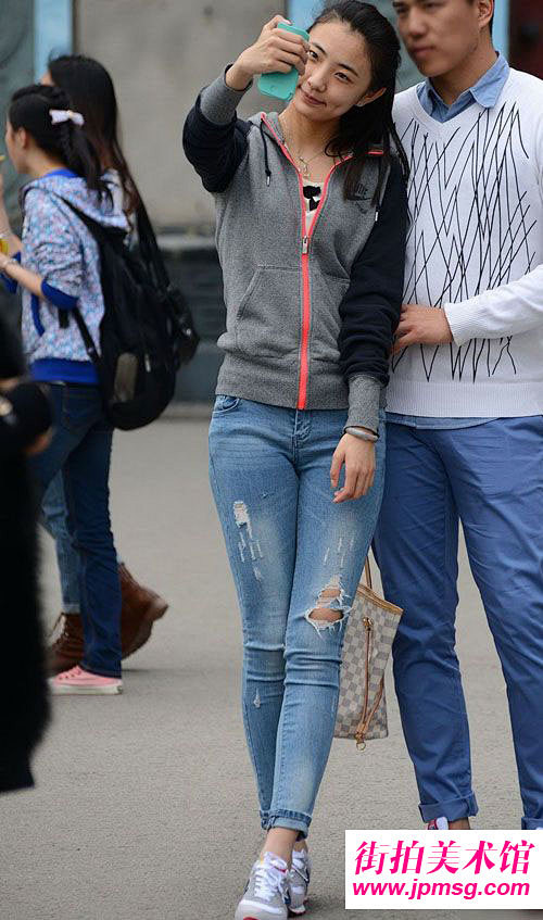 貌似练舞蹈的妹子超级标致紧身美臀牛仔裤紧身美臀街拍美术馆