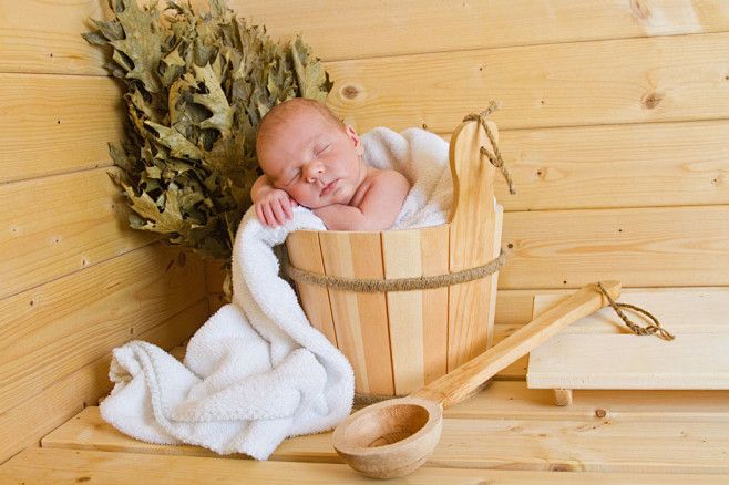 睡在木桶里的宝宝图片