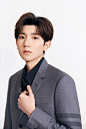 王源#中国电影华表奖# @TFBOYS-王源 身着Thom Browne 2019早春系列灰色西装准备出发#第17届电影华表奖#。追寻电影之路，感受影人之光。薪火相传，初露锋芒，不断突破自我，期待青年王源今晚在舞台上为大家带去光影力量。

服饰：Thom Browne 2019早春系列
鞋：Christian Louboutin 2019春 ​​​​...展开全文c