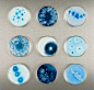 【细菌培养皿盘】艺术家 Michele Banks 的一组怪异却美丽的作品。她受科学实验中看到的细菌形态所启发，开展她的创作。在培养皿中绘制细菌的纹理，覆盖上树脂再固定于铝板上。这种源于“科学”的艺术品有着别样的魅力。