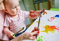 妈妈和女儿在绘画学校的帆布上作画。