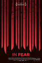 《在恐惧中》

乡间小道两边的树木被简化成了条状物，而末端的弧形又像是匕首一般令人悚然。红黑色的配色昭示了这是一部恐怖片。在设计上、在影片的风格揭示上，这张海报做的非常出色。