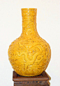 乾隆款黄釉高浮雕龙纹天球瓶