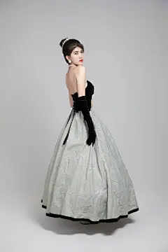 灰蓝礼裙赫本风礼服名媛女性人物摄影图