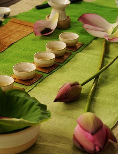当轩对樽酒，四面芙蓉开。