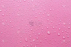 水滴在粉红色的表面上