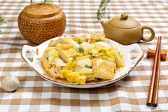 家常小炒菜肴油豆腐炖白菜图片下载