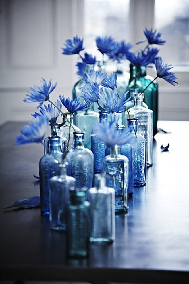 蓝色玻璃加上蓝色鲜花，可以用在婚礼和家中...