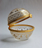 1970 年代的古董首饰盒，可爱的球型，金色的印花精致极了。Estee Lauder 雅诗兰黛，日本制造。