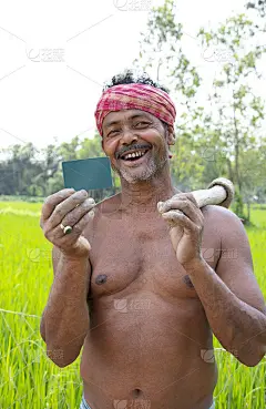 印度农民在农业领域展示名片