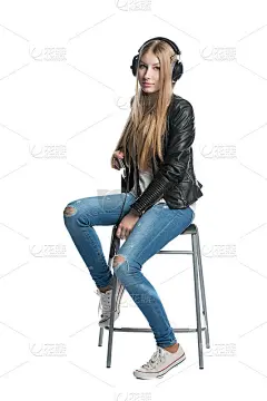 孤立的白色可爱少女肖像在有线耳机