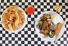 中餐馆里的牛肉西兰花和蛋卷