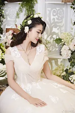 王妍之新娘大片，她穿上白色的婚纱，很淑女温柔的样子，和平时的女汉子截然不同，更加的魅力四射。@演员王妍之 ​​​​