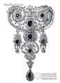 恒久流传极致创新的旷世奇珍 
极致风格典范
 
　　1907年 Cartier 巴黎特别订制铂金钻石镶蓝宝石胸针
　　入选理由：这枚胸针并非来自某个众人皆知的明星，却在故宫博物院撰写的《 Cartier珍宝艺术》一书中荣登扉页，它是Cartier珠宝史中至关重要的珠宝，虽然题材依旧是盛行的花环风格，但从设计中可见花环风格已演变得更加成熟和华美，堪称Cartier典范之作@北坤人素材