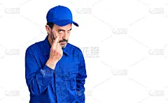 中年帅哥穿着机械师制服指着眼睛看着你的手势，表情可疑