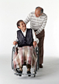 坐轮椅的中老年人图片