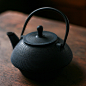 日本铁壶是何时开始诞生的，据史料可考证于江户时代天明期(1780年代)，几百年的发展与传承，铁壶不仅是一项日常生活用品，更是一项技艺的传承，生活之外禅宗哲学的延伸。
