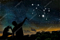 狮子座或狮子星座的生肖上夜空。占星术的概念。成年男子和儿童观察夜空的剪影