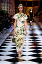 dolce-and-gabbana-fall-winter-2016-17-women-fashion-show-runway-84