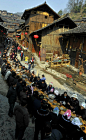 在中国西南的贵州省贵阳市，黔东南苗族侗族自治州雷山县西江镇，大约1000个居民和游客正在品尝新年大餐。