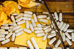 带黄注的胶囊药和香烟