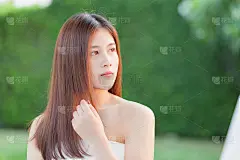 泰国美丽的年轻女子微笑和思考。