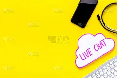 实时聊天对话消息概念。办公桌面俯视图