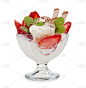 白色背景上的玻璃花瓶里装着美味的草莓冰淇淋
