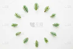 在白色的桌子上，用新鲜的绿色云杉树枝做成圆形。特写镜头。为积极的文本，鼓舞人心的引用或语录空的地方。