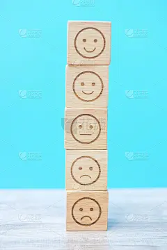 情绪脸块在蓝色背景。服务评级，排名，顾客评价，满意度，评价和反馈的概念