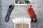不同视角：周二，伦敦，人们和埃尔利赫(Argentine Leandro Erlich)设计的艺术装置“多尔斯顿住宅”(Dalston House)互动。该装置在地面上仿造了一座维多利亚风格住宅的正面，并在上方某个角度设置了一面大镜子，营造出一种人们挂在房子上的视觉效果。 #采集大赛#