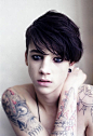 让人无法抗拒的花臂美少年Ash Stymest 出生年月日：1991年7月31日 国籍：英国 身高：186 cm 模特经纪公司：Select
