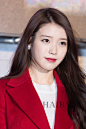 李知恩 (IU) 身着Jigott红色大衣现身品牌活动