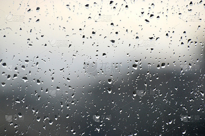 抽象的图片背景。雨点落在窗户上。选择性聚焦，多雨的城市背景。水滴在玻璃上。雨天，模糊的壁纸