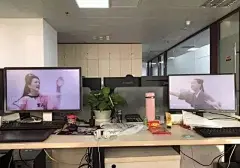 我们公司的HR又换电脑壁纸了，这回连老板都懵了…… : 来源：4A广告文案精选最近发现，我们公司的背锅王HR好像开始走起了“奇特路线”连电脑桌面都画风清奇、脑洞大开举个栗子她拿爱豆当桌面的时候是这样子的∇图标和桌面壁纸的完美结合充分利用了壁纸图片的特点完美...