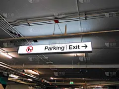 停车场有停车和出口标志