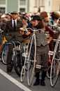 英国一年一度的The Tweed Run复古骑行赛。Tweed Run对速度没要求，唯一的要求就是参加者无论男女老幼，都必须身着代表英伦经典的粗花呢制成的复古单品骑自行车。于是就演变成了一场比谁帅的复古装秀。