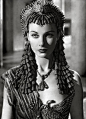她的美貌与智慧对无数人而言是诱惑的迷，“托勒密末代女皇”“埃及艳后”Cleopatra VII，无数女星都曾饰演过她（只选了九位）：图依次为伊丽莎白·泰勒、克劳黛·考尔白、费雯丽、蕾奥娜·维埃拉、派珀·劳瑞、莫妮卡·贝鲁奇、掀起“妖妇”潮的蒂达·巴拉、“泽西百合”莉莉·兰特里、埃琳诺·帕克
