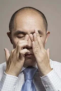 成熟男人揉捏眼睛之间的穴位，闭上眼睛，闭眼图片下载