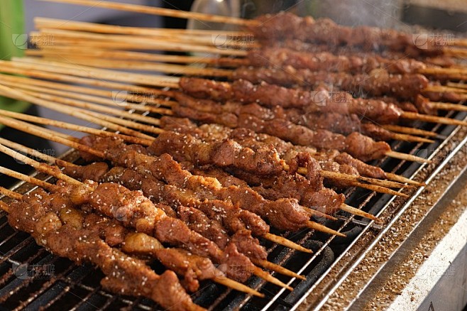 烤肉串放在金属烤架上。亚洲传统烧烤