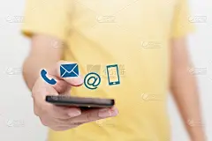 手动使用智能手机与图标电话电子邮件手机和地址。联系我们概念