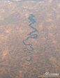 imgur上一位网友坐飞机时拍到了一条像龙一样的河，经网友考证，这是葡萄牙的奥德莱蒂河！大家又开始转发求好运了！