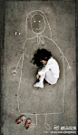 【我在妈妈的怀里睡——令人心碎】这是一个孤儿院的孩子，她在地板上画了个妈妈，想象着，在妈妈温暖的怀抱里睡着了。这是伊朗女艺术家拍的一家伊拉克孤儿院的场景。网友上传后，令无数人心碎。渴望爱，渴望妈妈温暖的怀抱，在渴望中，她睡去。