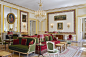 从华美的水晶灯、 典雅的壁面装饰到精致的餐具，Le Grand Contrôle 餐厅在在重现令人惊叹的皇家用餐艺术。