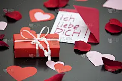 情书(用德语说我爱你)和一个红色包裹。