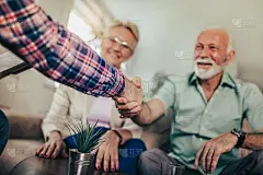 积极的老年夫妇咨询保险代理人