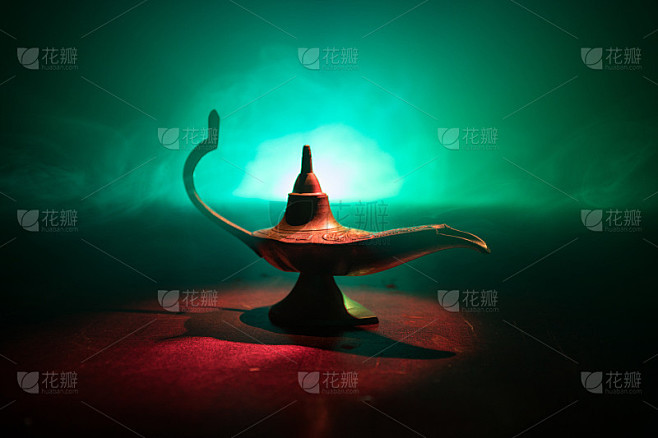 古色古香的阿拉丁天方夜谭神灯，白烟柔和，背景幽暗。愿望灯概念