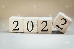将2022年写在木方上，手指翻动年年，新年概念背景下，开始新的自然现代色彩设计时尚