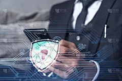 一名程序员正在用智能手机浏览互联网，以保护网络安全免受黑客的攻击，并保存客户的机密数据。打字手上方的