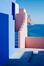 La Muralla Roja, magnifique complexe de 50 logements, situé en Espagne. Réalisé par l'architecte Ricardo Bofill en 1973.  #Murallaroja #architecture #logement #architecte #couleurs #espagne #RHINOV